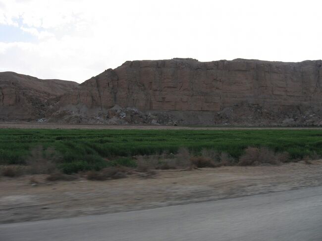 同行の学生さんは、陽気なフラット君と思慮深そうなトム君。<br />とても感じの良い方々でした。<br /><br /><br />ハラビーエへ向かう道中で、外の景色を写そうとカメラの電源を入れると、いきなり『バッテリー残量わずか』の表示。<br />急なことだったので、替えの電池を持ってくるのを忘れてしまいました。<br /><br />凹んでいると隣のトム君がそれに気付き、運転手さんに「電池を買いたい」と伝えてくれました。<br />しかし、お店なんてどこにも無さそうです。<br /><br />運転手さんは、わざわざ車を停めて道行く人に尋ねてくれましたが、あまりはかばかしくない様子。<br />こんなところで時間をロスしては申し訳ないので、電池のことはあきらめて先に進んでいただきました。<br /><br />学生さんも親切なら運転手さんも親切。<br />ありがたいことです。