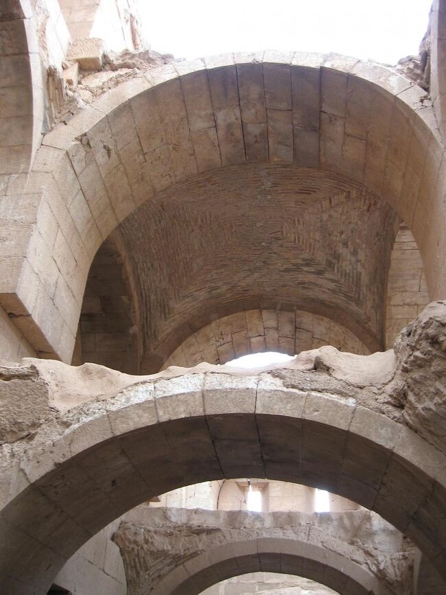 美しいアーチが連なっています。