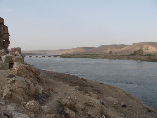 あの橋（木製）を渡ってゼルビーエに向かいます。<br />車が橋を渡るたび、木琴のように木の音が響いてきました。<br /><br /><br />橋を渡る際には軍の検問があり、周辺の撮影も不可でした。