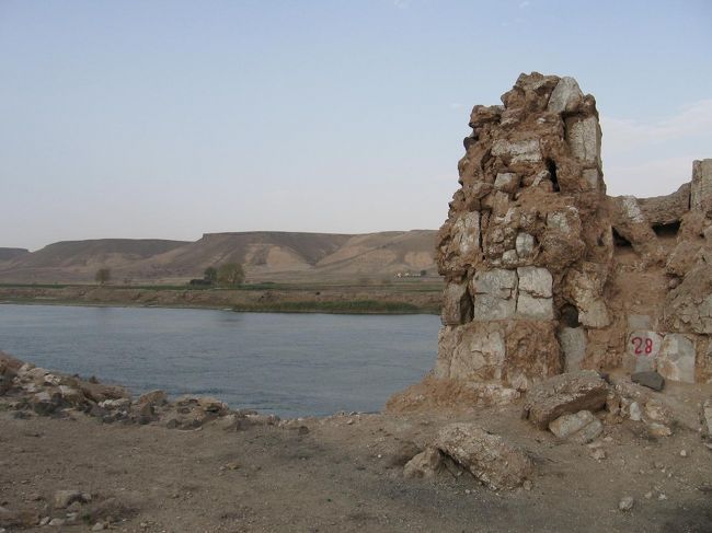 すぐ下を悠々と流れるユーフラテス川