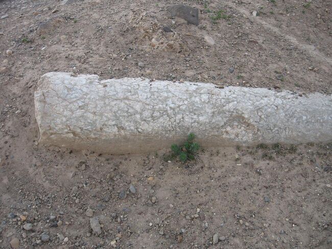 半ば地中に埋もれた円柱<br />これもお城の一部だったのでしょうね。<br />