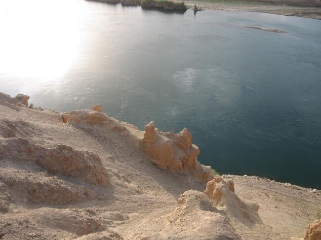 転がり落ちたらタダでは済まないでしょう。<br /><br />（高所恐怖症なので、転がり落ちることを想像して戦慄せずにはいられません。なのに、これまた必ず’際’まで行って覗き込む癖が治りません）