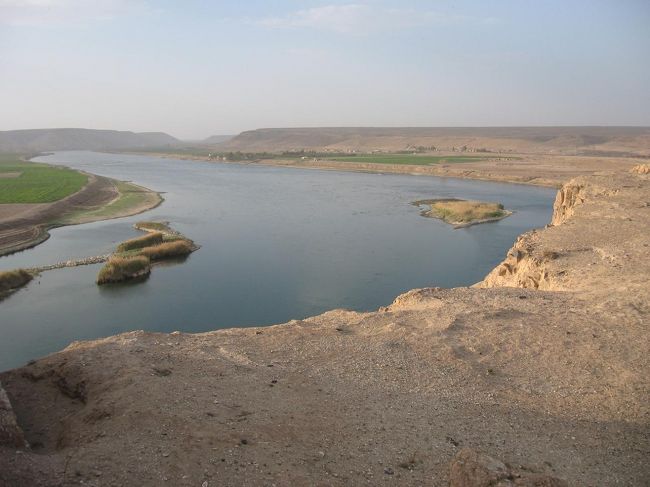 山は荒涼としていますが、川沿いには緑が。