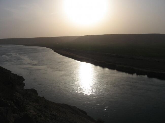 トム君とフラット君は「明日イラクへ向かう」と言うのでびっくりしました。<br />イラクと言えども全土が危険なわけではなく、場所を選べば観光もできるとのこと。<br /><br />実はちょっとだけ心が動きましたが、イスラム圏では外国人女性の入国が非常に難しいことも多く、さっさと諦めました。<br /><br />彼らの旅の無事を祈ります。