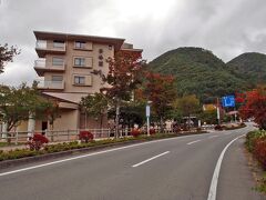 "くもり空なりの景色"を堪能しよう、という気持ちに持っていくのはなかなか容易ではなく、早めに宿に行ってゆったりくつろごうか、という展開に。



「富士河口湖温泉秀峰閣湖月」

午後3時半チェックイン。