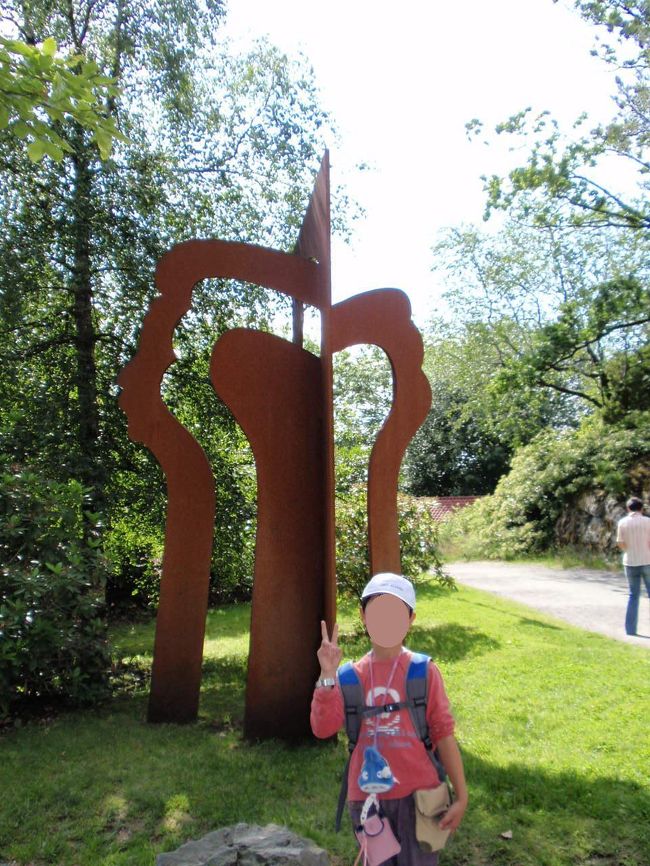 グリーグの横顔の彫刻です。友人の彫刻家が紙を何回か半分に折って切りぬいて開いたような感じで作ったのだそうです。<br />グリーグの横顔が見えますか？