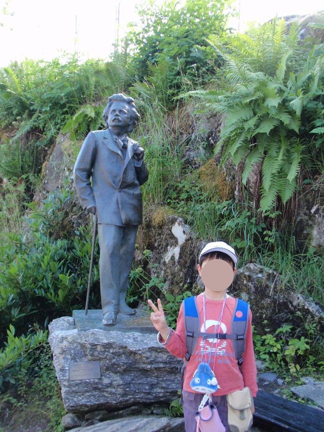 小屋の前にはグリーグの銅像がありました。<br />小柄なグリーグ、銅像も小さい・・・<br />きっと実物大位でしょう。