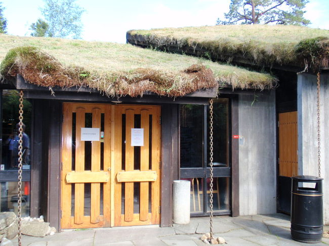 家のすぐそばに小さな離れがあります。グリーグの作曲していた小屋です。<br />残念ながらここは入れませんでした。