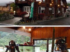 最後の楽しみにと思っていた「オルソンさんのいちご」は閉店していた…（平日は午後4時までだそうです）。



で、ほうとう屋敷「みさか路」に入ってみた。

ここ、おもしろいですよー。

そして、ちゃんとうまい（笑）



お店を出る17時頃、雨が強くなり、帰りの高速道はどしゃ降り。


今回の旅行。秋晴れとはいかなかったものの、部屋からも富士山を見ることが出来たし、雨に降られることもなく、いい休暇になりました。両親も大変喜んでいた様子で、本当に良かった。



これから11月以降は、河口湖周辺も本格的な紅葉シーズン。ベストシーズンに、また訪れたいです。

皆さんも暖かくしてぜひ河口湖へ。

ほうとうも、すっごいあたたまりますよ。