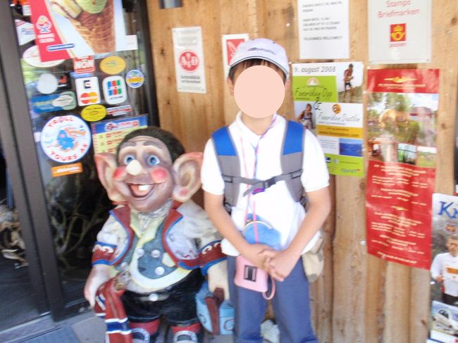 フェリーの時間までお土産屋さんを物色します。<br />お店の前ではトロルがお出迎えです。