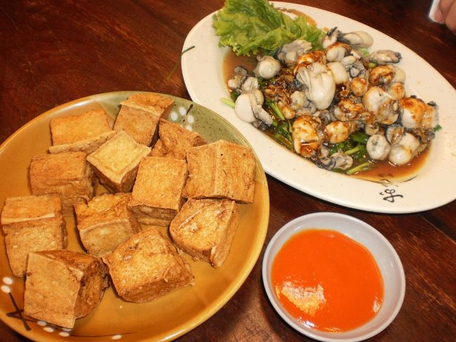 茹でオア(牡蠣:台湾語)と揚げ豆腐。<br /><br />ちなみに牡蠣のオムレツといわれるものを「オアチェン」といいます。