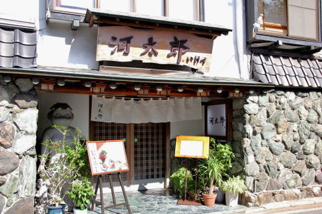 福岡はおいしいものがたくさんあるので悩みましたが、まずは活イカを食べに行ってみました。<br /><br />河太郎中州店です。本当は呼子まで食べに行きたかったんですが、車じゃないとちょっと遠いので、今回はこちらで我慢することにしました。<br />でもこのお店、創業45年以上、日本で最初のいけす料理店なんだそうですよ！<br />