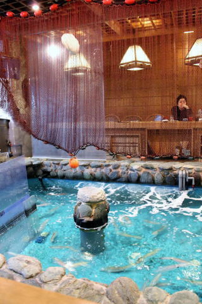 生簀のまわりにカウンターがあって、イカさんを眺めながらイカさんをいただく･･･<br />という、ちょっとかわいそうな状態ですが･･･(^^：