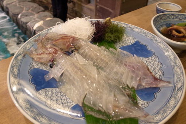 色々なランチがありますが、やっぱりいか活造り定食を食べないとね！<br />甘くておいしい〜！ (イカのお刺身のみ２人分）<br />これは胴体の部分だけお刺身でいただいて、その他の部分は天ぷらにしてくれます。<br />この天ぷらがまたおいしいの〜♪　