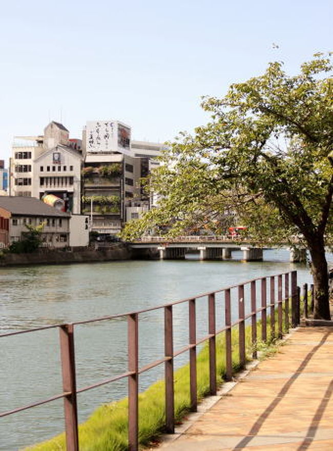 そして、川沿いを歩いてホテルにチェックイン！　<br />そうそう、近くに博多川端商店街という昔ながらのお店が並ぶところがあるんですが、おいしいお豆腐屋さんや化学調味料や香料無添加のポン酢や柚子胡椒を売っているお店とかお土産を買うのにいいお店がたくさんあって、おすすめですよ。<br />お土産を買うのが忙しくて、写真撮り忘れました(^^ゞ　（地下鉄空港線・中州川端駅すぐ）