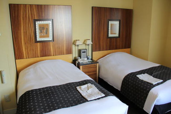 今回の宿泊先は、天神駅近くの　ホテルモントレ　ラ・スール福岡<br />福岡空港から地下鉄で５駅目の天神駅から徒歩３分くらいです。<br />福岡って、繁華街が空港から近くて、とっても便利です！<br />コーナーツインだったので、ちょっと広めでなかなか良かったですよ。