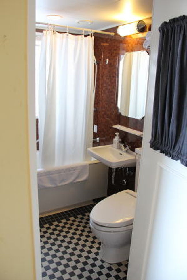 バスルームもおしゃれ(^^) <br />お部屋でちょっと休憩した後は、晩御飯を食べに佐賀へ〜！？　ｻｶﾞ??<br />なんでも、ローストビーフのお取り寄せが人気で今は受付を中止しているほどだそうです。（現在は再開されてます）<br />最初はえっ？佐賀？って思ったんですが、調べてみると博多から特急で35分くらい？<br />なんだ近いじゃない(^^)･･・というわけで、行ってみました。<br /><br />http://4travel.jp/traveler/t-nana/album/10615147　につづく<br />