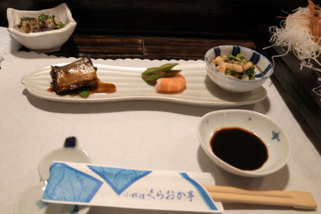 博多から特急に乗って、佐賀駅すぐの「くらおか亭」へ。<br />ここはローストビーフだけでなく、お魚もとってもおいしいとのことなので、4000円のコース料理を予約してみました。<br />お店に着いたときは、大丈夫かな〜と心配になるような感じが無きにしもあらず･･･<br />何と言ったらいいのか、田舎のあまり高級じゃない古い旅館にある和食屋さんのような感じ？　あっ、ごめんなさい（汗）　<br />まずはお通し？　地味ですが、それぞれがとってもおいしいの！