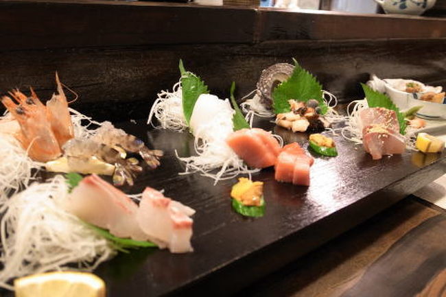 そして、びっくりがこのお刺身盛り合わせ（２人前）<br />新鮮で、プリプリしていて、どれもこれもめちゃくちゃおいしい！　