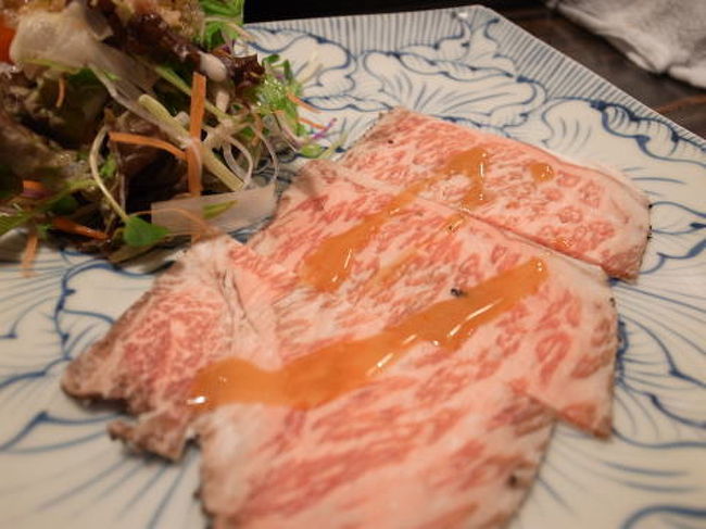 そしてこれがテレビでやっていた、最高級ランクの佐賀牛を使ったローストビーフ。<br />たぶんみなさんが想像するローストビーフの味とは全く違います。<br />（以下、お店のＨＰより抜粋）<br /><br />くらおか亭のローストビーフは一見まるで生肉、でもきちんと火は通っています。<br />肉本来の旨味を封じ込めるため、そして何よりも鮮やかな霜降り肉のピンク色を損なわないように細心の注意を払って焼き上げています。<br />そして焼きあがったローストビーフはそのまま冷凍庫へ。。。<br />そのままおいておいたら脂が溶け出してしまうからです。<br />冷たくなったローストビーフを、柚子胡椒を効かせた特製酢味噌だれといっしょに口にいれれば、瞬間に脂がじわっとほどけていきます。<br />最初に召し上がった方は、その不思議な感覚とおいしさにびっくりなさいます。<br /><br />まさに不思議な感覚なんです。触感として一番似てるのは高級な馬刺しかな？<br />脂が多そうな感じなのですが、口に入れると溶けて、後味もさっぱり。<br />4000円のコースだと１枚、5000円のコースだとこれが２枚つきます。