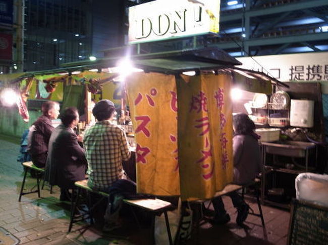 さあ、また特急に乗って博多に戻りました。まだ９時･･･　早いよね〜<br />･･･というわけで、屋台に行ってみました。盛りだくさんだわねー(^^ゞ<br /><br />屋台といっても、中州、天神、長浜など色々あります。<br />前に行ったときはものすごい数の屋台が並んでたような記憶があるのですが、行ってみると、ちょこちょこと色々な場所にあるみたい。<br />まずは中州に行ってみましたが、このあたりはちょっと新宿歌舞伎町ちっくです。<br />川沿いで雰囲気はありますが、団体さんが多く、値段もやや高めだそうです。<br />そこでギターの弾き語りをしていた人が天神の方が安くていいよ！と教えてくれたので行ってみました。わりとがっつり食べる系の屋台が多かったように思います。<br />やっぱりどこに入ったらいいのかわからなかったので、福岡在住の友人に聞いておいたＤＯＮという屋台を探してみましたよ！<br /><br />洋食系かなと思って行ったのですが、焼酎がドーンとおいてあって･･･???<br />お客さんの要望を聞いているうちに、こうなったそうです(^^ゞ<br />やっぱり博多っ子は焼酎＆とんこつラーメン？<br />