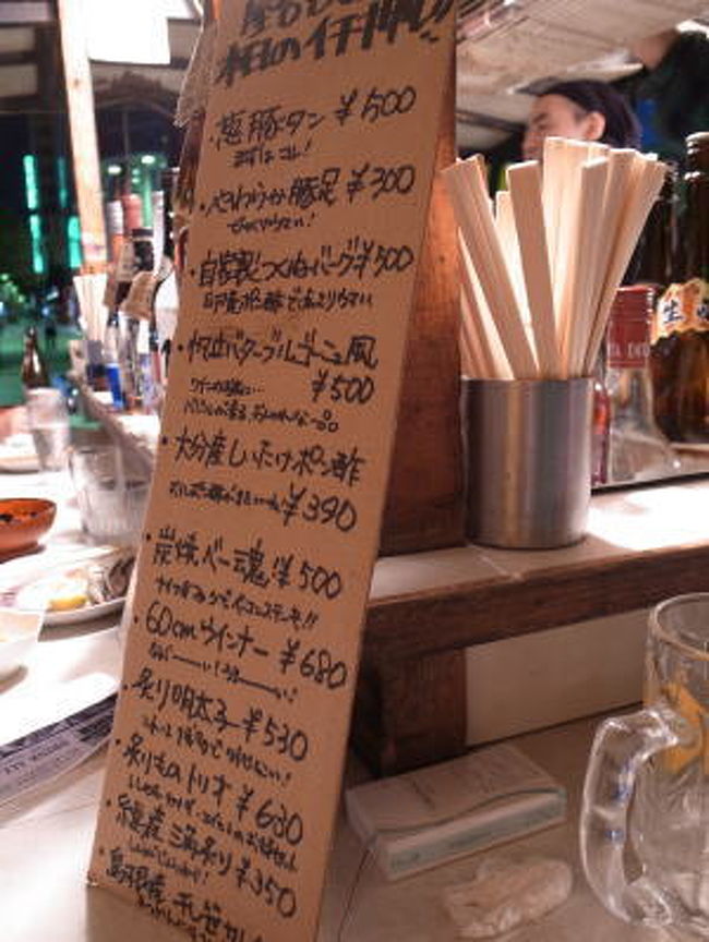 つまみも和風の物もたくさん。でもお店の一番のおすすめはドライカレー!?<br />やっぱり洋食！　帆立のソテーとか、ワインに合いそうなおつまみもあっておいしそうだったけど、さすがにおなかいっぱいで食べられず･･･<br />飲み物と乾き物だけいただきました(^^)<br /><br />お店に最初にいたお客さんはほぼ同年代で、一人で来ている方たちだったのですが、男女ともすごく感じのいい人ばかりで、楽しくお話しさせてもらいました。<br />これが屋台のおもしろいところですよねー　<br />屋台の良し悪しは味もだけど、来ているお客さんも大事ですよね。<br />明日はどこに行くの？と聞かれたので、太宰府天満宮しか予定がないと言ったら、柳川で川下りをしてくるといいと教えていただき、お得な切符とか色々な情報もゲット！<br />おかげで翌日の予定も決まり、夜も更けてきたので、私たちはお先に失礼しました。<br />平日の夜だったけど、みなさまはさらに盛り上がりそうな雰囲気でしたよ(^^)<br />これで福岡・佐賀食いしん坊旅行１日目は終了！　長い一日でした〜！<br /><br />http://4travel.jp/traveler/t-nana/album/10615155/につづく