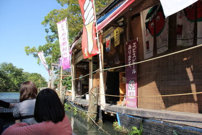 途中、水上売店があって、舟に乗ったままビールも買えます v(^^)ｖ<br />