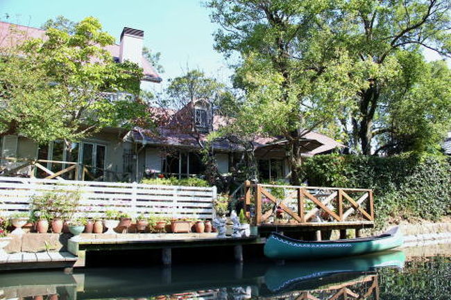 ジャングルクルーズみたいなところもあるかと思えば、普通にお家も･･･<br />マイカヌーがあって、おしゃれ〜♪