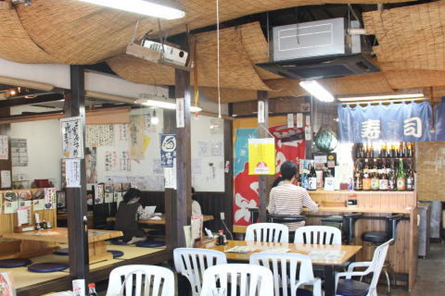 海の家みたいなお店です。<br />鰻はどうしても食べたいので、じゃあ、ここでつまみを食べていこうということになり･･･　<br />というか、友人がどうしてもむつごろうが食べてみたいと言い出したんです。<br />むつごろうって、あれだよね･･･　あのおたまじゃくしの親分みたいなヤツでしょ･･･<br />あれ、食べるの？　ゲッ･･･