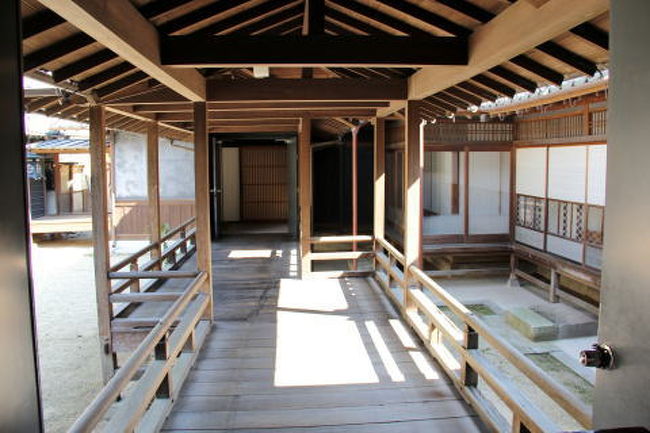 素敵な洋館と日本家屋が回廊でつながっています。