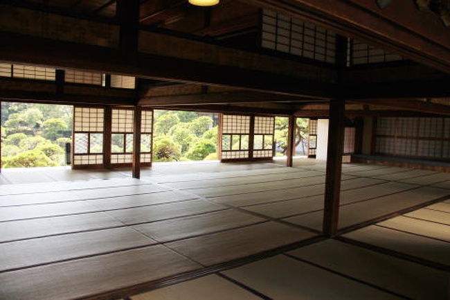 「松濤園」を臨む100畳の大広間。実際にここで披露宴なども行われるそう。