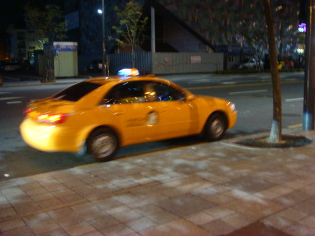 このタクシーで移動<br />メーターが動くかちゃんとチェックしながら、目的地へ