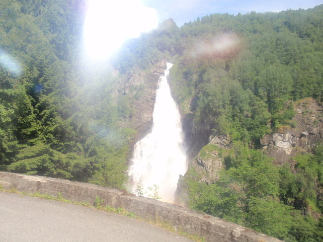 ここは日光いろは坂も真っ青のつづら折の坂で、対向車が来るとすれ違うことが出来ないので一方がバックしなくてはなりません。<br />冬はもちろん凍結して危険なので通れません。(迂回するのだそうです)<br />それでも一般の観光の方の乗用車がたくさん走ってますから何度も止まったりバックしたり、道を譲ったり譲られたり。。。<br />崖側はガードレールもなく、少し高くなっているだけなのでお客さん達もハラハラドキドキです。
