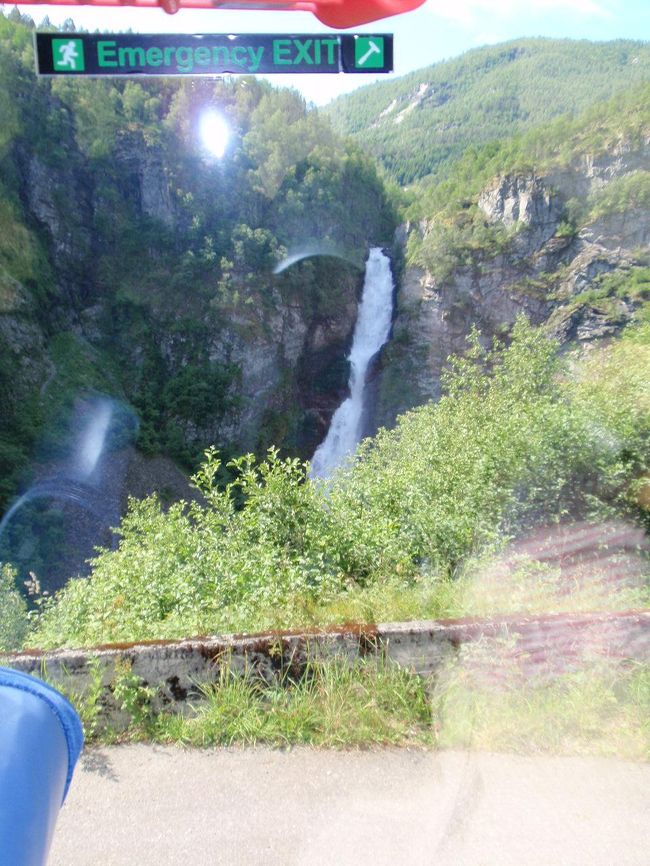 滝がたくさんあります。<br />ノルウェーが水力発電が多いのもよく分かります。