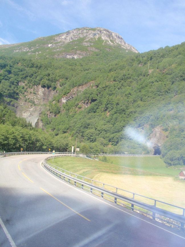 ヴォスでバスに乗り換えです。<br />何せお客さんの殆どがフィヨルド観光の方です。ものすごい勢いで皆さんバスに乗り込んでいきますので、迷いようがありません！<br />ただ自由席なのでどのバスでもいいから早く乗らないとお友達や家族と離れた席になってしまいます。(私達は途中まで少しだけ離れた席でした)<br />ここからグドヴァンゲンまでバスに乗って行きます。<br />