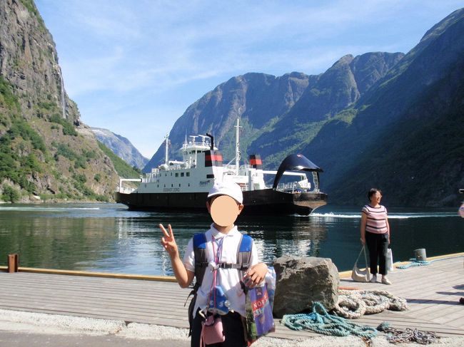 お土産屋さんでお買い物をしていたら、フェリーに乗り遅れてしまいました(> <)！どうしましょう〜。。。<br /><br />と困っていたら、今日は大変混んでいるので臨時便が出るそうです。ホッ。<br />皆さんも気をつけてくださいね〜(ってこんなの私達だけですよね；；)