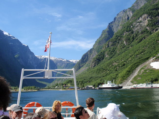 さっきの大きなフェリーとは程遠い小さなフェリーがやってきました。<br />こちらにもたくさんの人が乗り込み、狭い甲板は大混雑です！