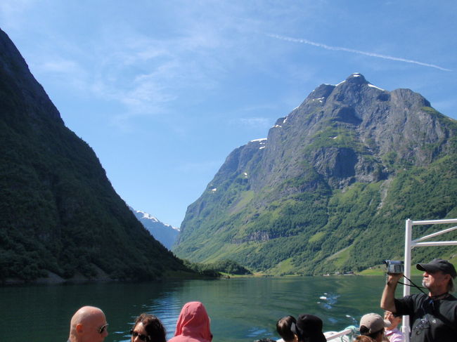 フェリーは切り立ったフィヨルドを進みます。