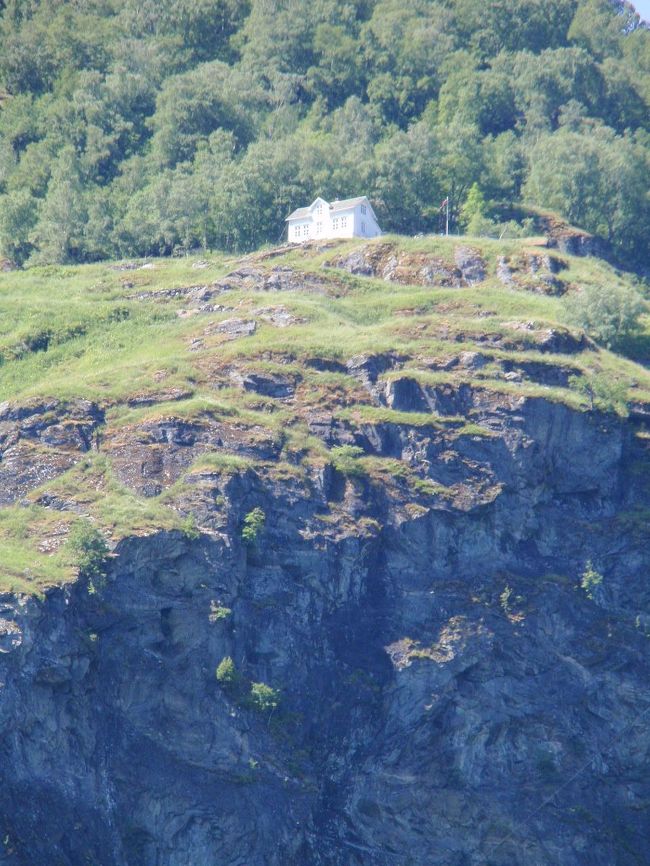 山の上のほうにぽつんとお家があります。