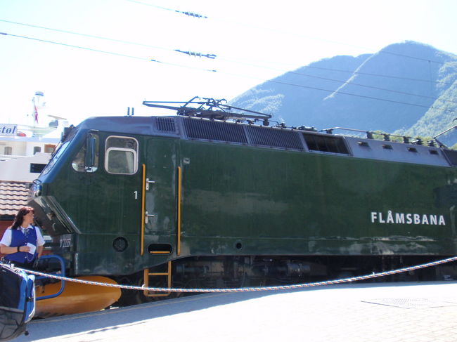これから乗るフロム鉄道の緑色の電車が止まっています。<br />オスローベルゲンの支線です。<br /><br />プラットホームに屋根がないので乗車できるまで待っている間が暑くてたまりません〜〜〜〜！！<br />この時ばかりは良いお天気が裏目に出ています！