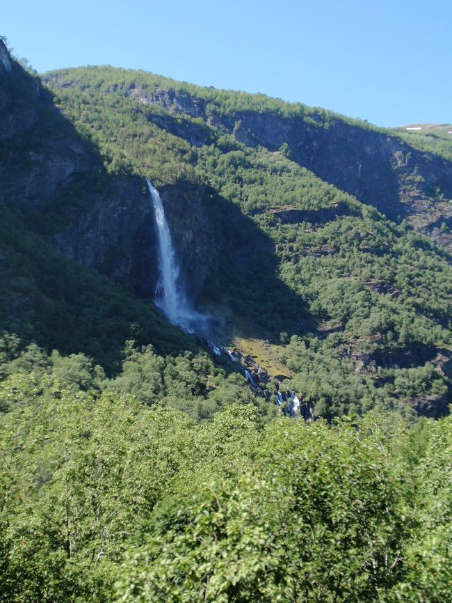 電車は絶景の中、山をどんどん登っていきます。