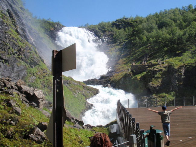 この電車でのNO.1人気スポット、「ショースの滝」に到着です！<br />電車はお客さんのために停車します。