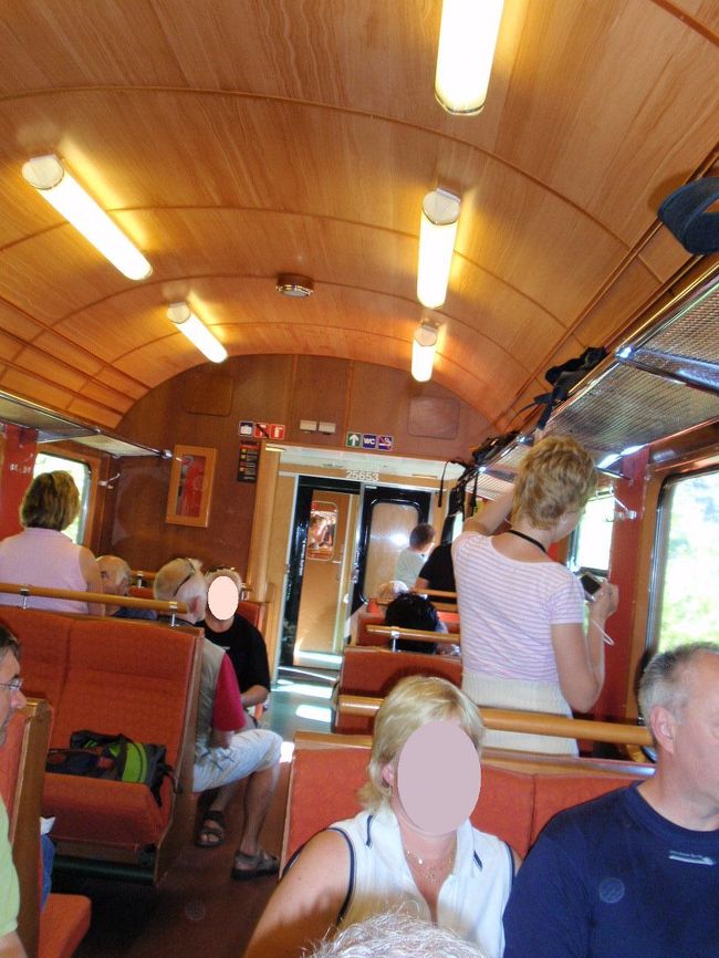 車内はこんな様子です。<br />皆さん写真を撮ったり景色を見たり大忙しで右の窓へ左の窓へと移動します。だから椅子が折りたたみ式なのですね。<br /><br />私達のむかいの席の老夫婦はノルウェーの方で息子が地図を頂いて「Takk!」(ノルウェー語で「ありがとう」です。)と言ったら大変喜んでくださいました(^ ^)<br />通路を挟んで隣の４人はオランダからで、絶景スポットがそちら側になると「こっちに来て写真を撮って！」と席を立って写真を撮らせてくれました。