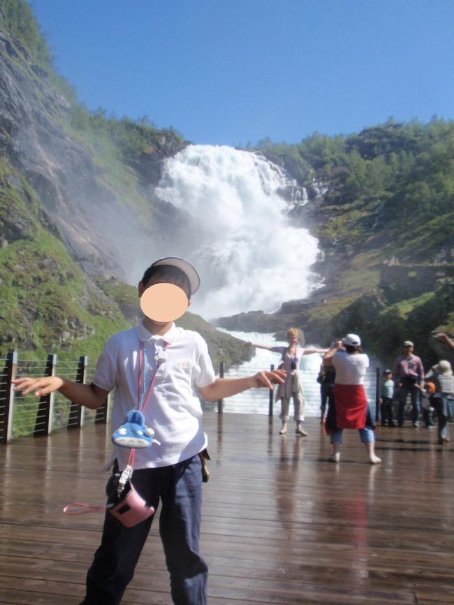 一斉に先を争ってわ〜〜〜〜〜〜っと降りるお客さん方！<br />出迎える滝のしぶきっ！<br />しぶきが冷たくて気持ちいい〜♪