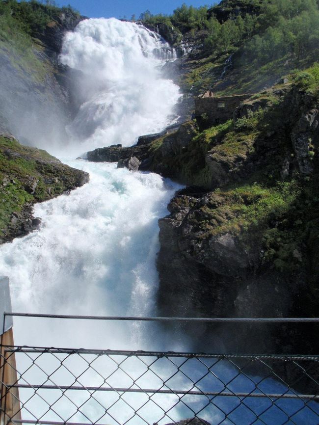 轟音を立てて流れ落ちています。<br />音がすごくて息子と話すのも大声でないと聞こえません。