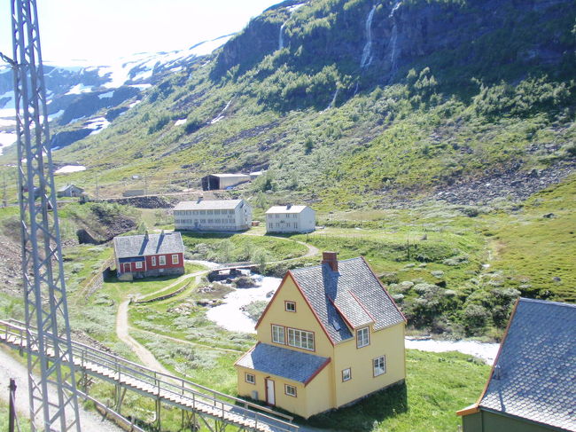 みんなが滝と姫＆音楽を楽しむと電車はミュルダールへと下っていきます。<br />小さくて可愛らしい家がたくさんあります。