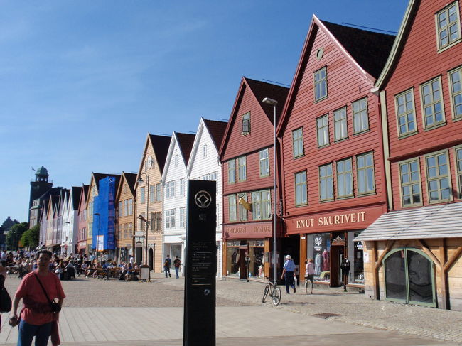 ベルゲン駅へ着いた後、疲れたのですが時間があったのでブリッゲンに行きました。<br />夕方になっても明るく、ものすごい暑さと疲れに負けて、何だか見るのもどうでも良いような気分になって。。。ちょろりと見て帰ることとしました。<br />「写真だけは撮っておこうね〜」と撮ったのがこれです。<br /><br />この辺りは素敵なお店も沢山あって、息子はエルグの皮で出来たエルグの顔がついているブックマークを買っていました。<br /><br />ホテルに帰ると１階ではグリーグのコンサートのゲネプロ中で、ピアノの音がお部屋まで響いていました。おかげで気持ちよく寝られました(^ ^)。