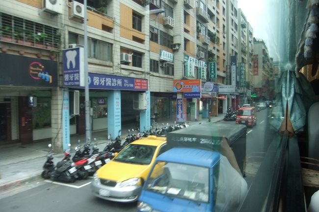 バスで台北市内をホテルへ移動。