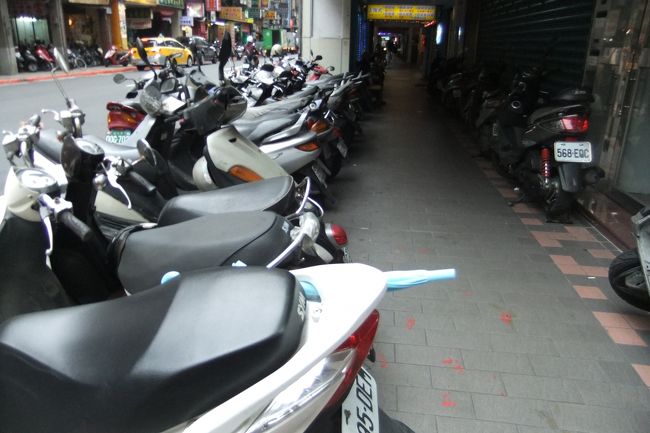 相変わらずバイクが多い国です。<br />こうやってあちこちにとまってます。