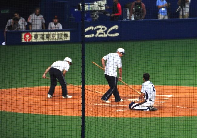 <br />１番バッター荒木選手　この人のファイトある<br /><br />ヘッドスライディングにはパワーを貰える。<br /><br />①　「えっ！アウトかよ～」